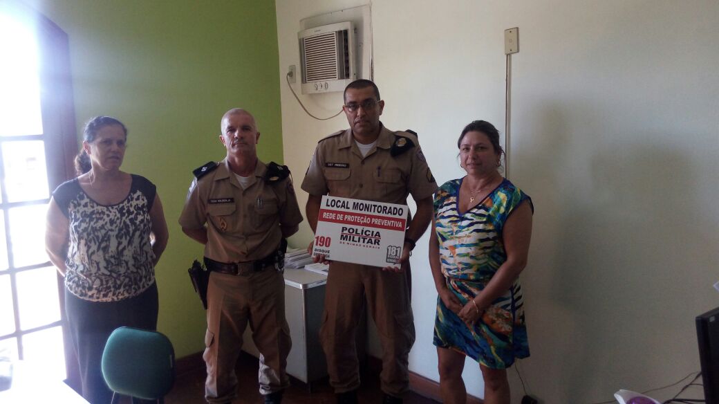 Sargento Ribeiro e Tenente Fazola entregam placas a secretária de Educação de Rio Novo