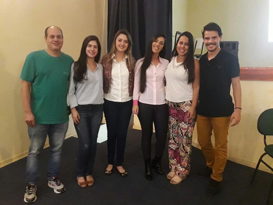 O Coordenador de Atenção Primária Paulo Sérgio, juntamente com a equipe do NASF de Rio Novo, recebendo Caroline Alexandre, enfermeira do CEAE/ACISPES.
