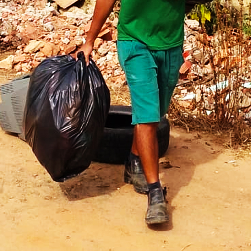 Lixo recolhido em ruas de Rio Novo