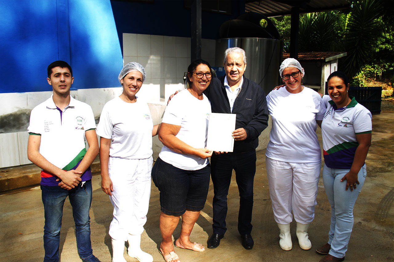 Prefeito Ormeu entrega certificado S.I.M. a empreendedores de Rio Novo