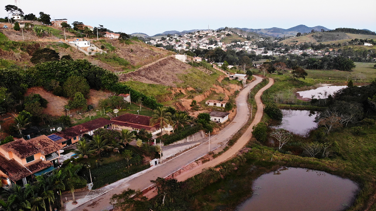 Prefeitura realiza calçamento da rua Clóvis Dias, no bairro Água Branca em Rio Novo.