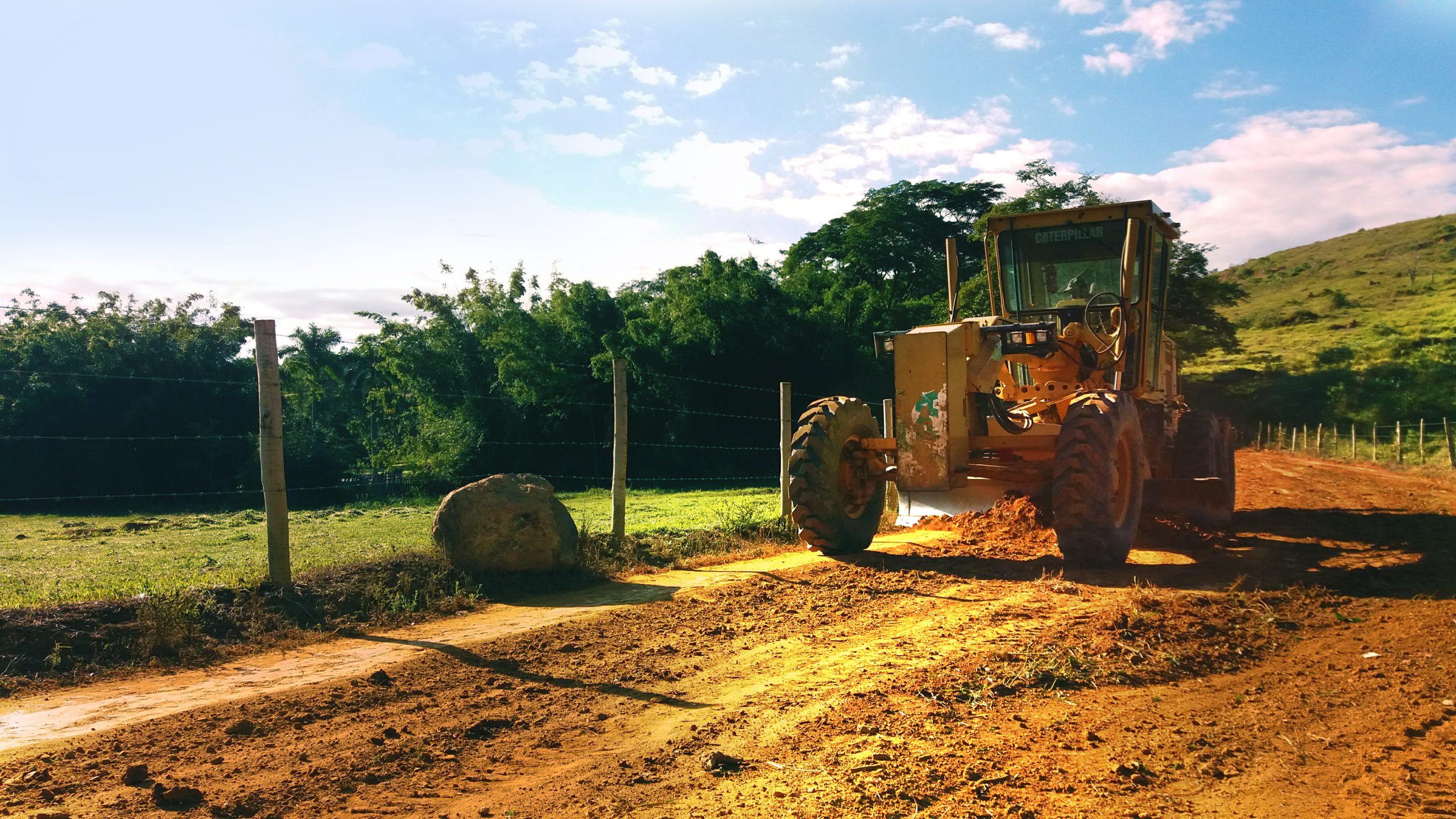 Prefeitura de Rio Novo, continua realizando a manutenção das estradas rurais, o trabalho que tomou outros rumos desde de 2017, não para.
