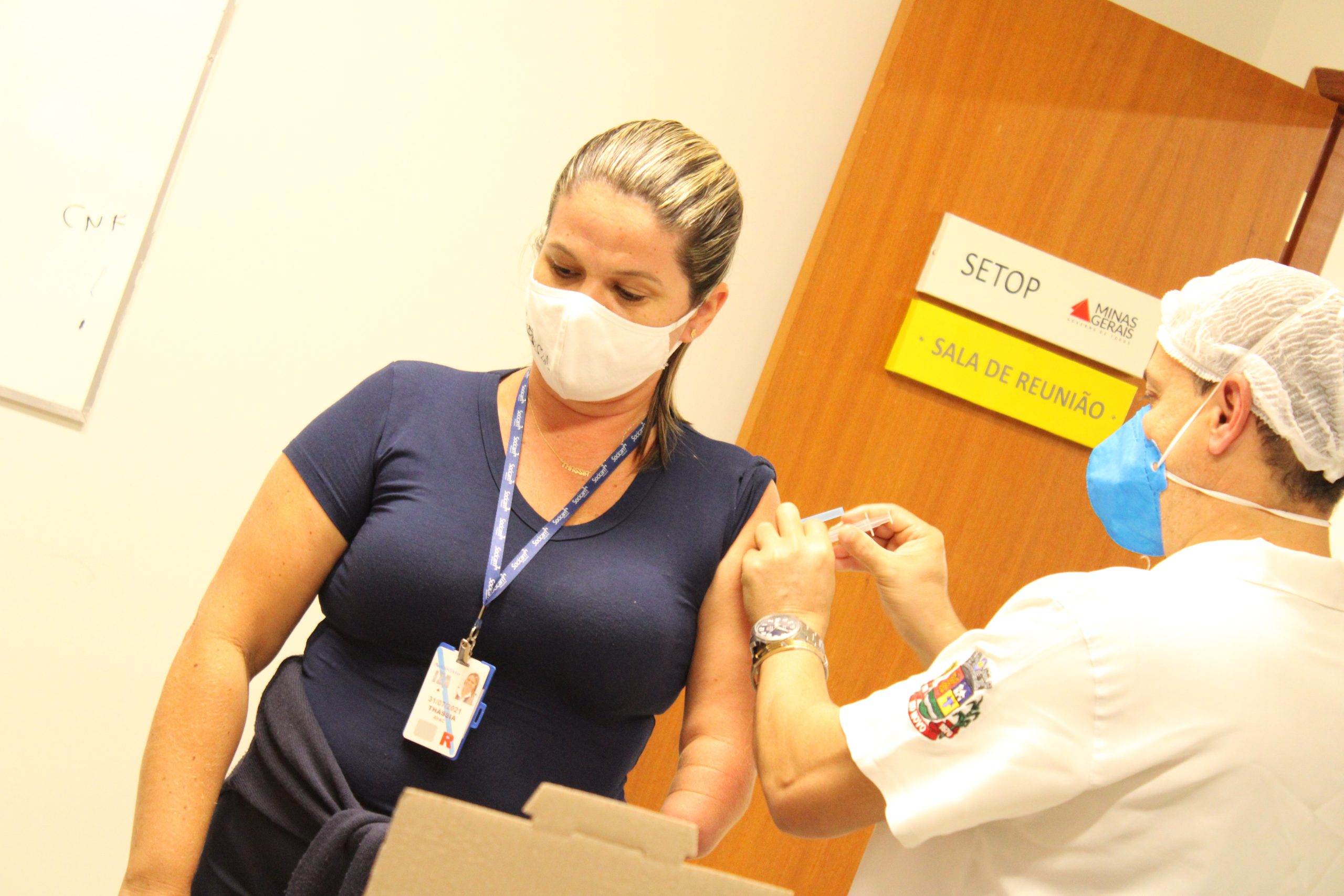 Rio Novo imuniza trabalhadores do Aeroporto e se prepara para vacinar professores