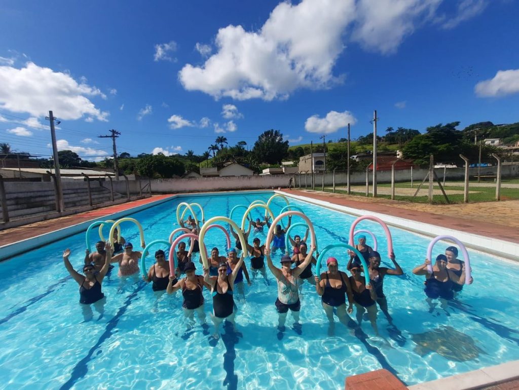 Adultos praticam atividades na Piscina da Praça de Esportes de Rio Novo